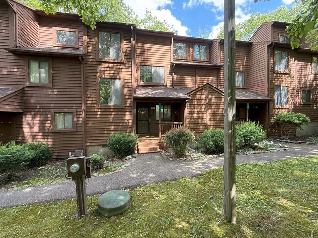 Building Photo - 134 English Ct