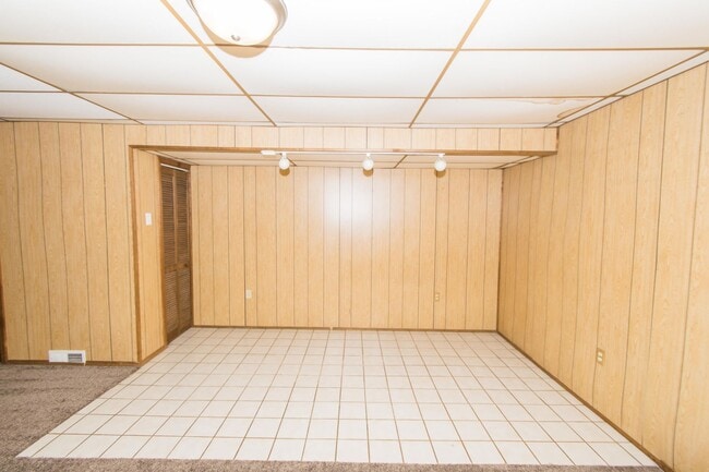 Building Photo - Spacious 2 bedroom / 1 bathroom Duplex for...