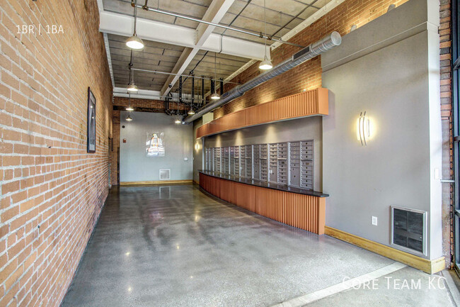 Building Photo - Large One Bedroom Loft in Crossroads