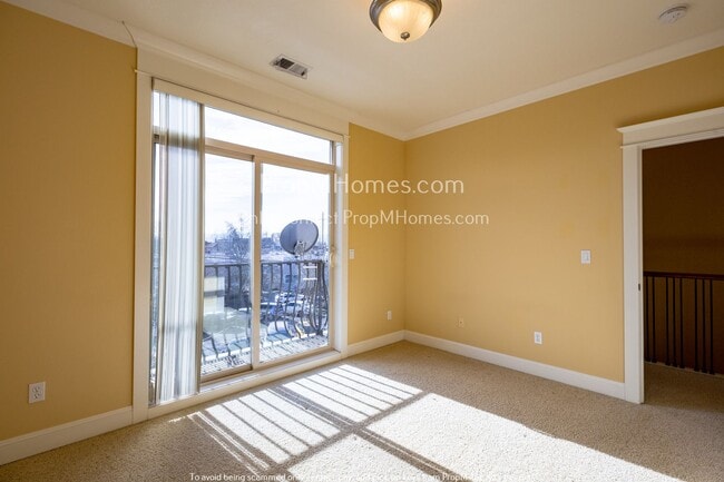 Building Photo - Gorgeous Humboldt Two Bedroom Townhouse In North Portland!
