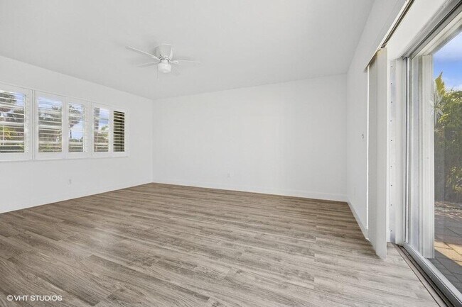 Building Photo - 2433 NE 24th St