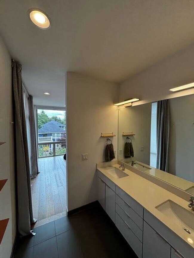 Building Photo - Modern Tri-Story in the heart of Capitol Hill