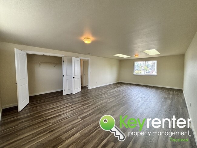 Building Photo - Newly Updated 5-Bedroom Home in Quiet Span...
