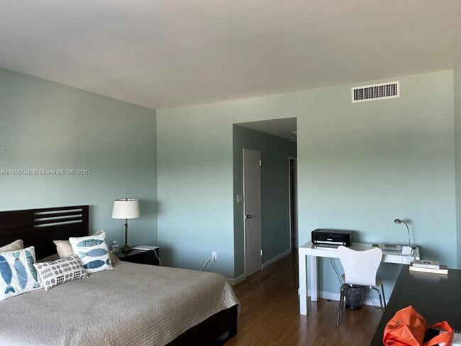 Building Photo - 4925 Collins Ave