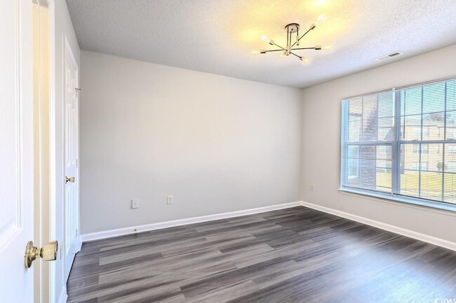 Building Photo - 4246 Villas Dr