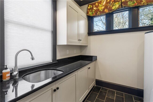 Building Photo - 979 Springdale Rd NE