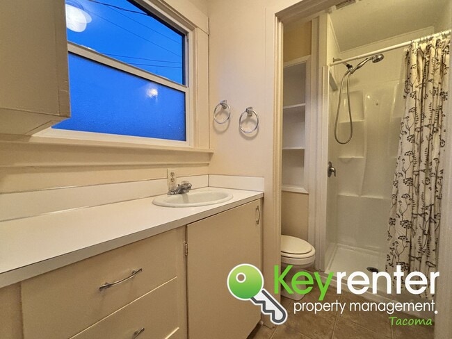 Building Photo - One Bedroom Triplex Unit in the Heart of Tacoma’s Proctor District!