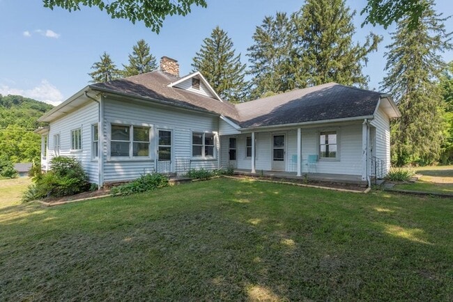 Building Photo - Weaverville Farmhouse Rental!