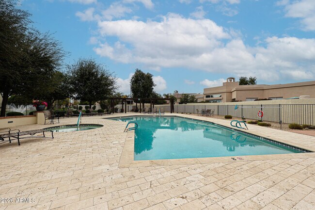 Building Photo - 7720 N Pinesview Dr