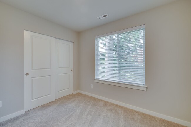 Building Photo - 5 Bed PLUS Bonus Space with hot tub in Mar...