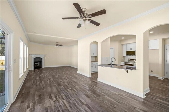 Building Photo - Luxurious Living In Sought After Sherwood ...
