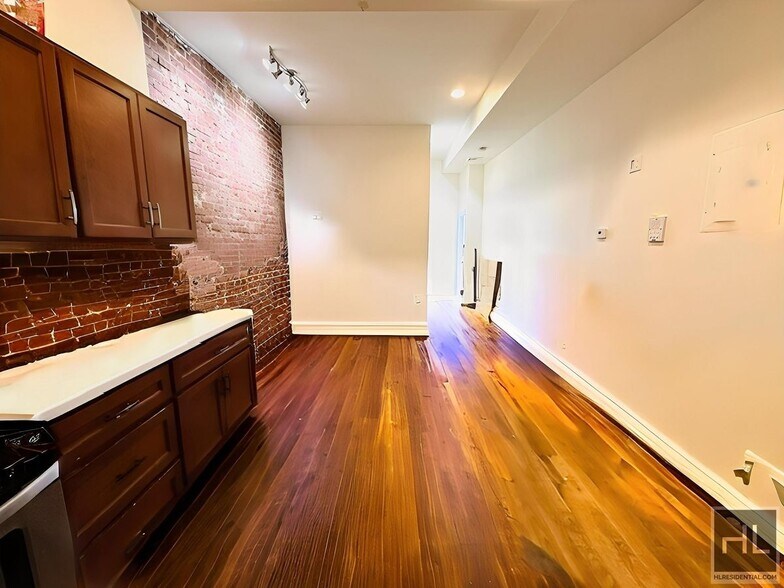 Building Photo - Floor Through 4 Bed/1.5 Bath Penthouse in ...