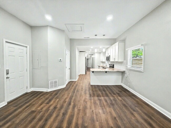 Building Photo - 960 Sims St SW