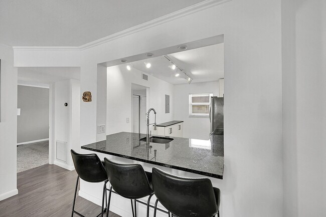 Building Photo - 2920 SW 22nd Ave