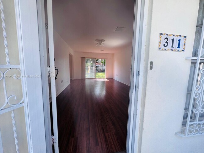 Building Photo - 311 SW 49th Ave