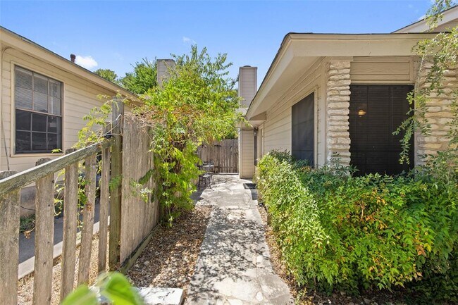 Building Photo - 12416 Deer Falls Dr