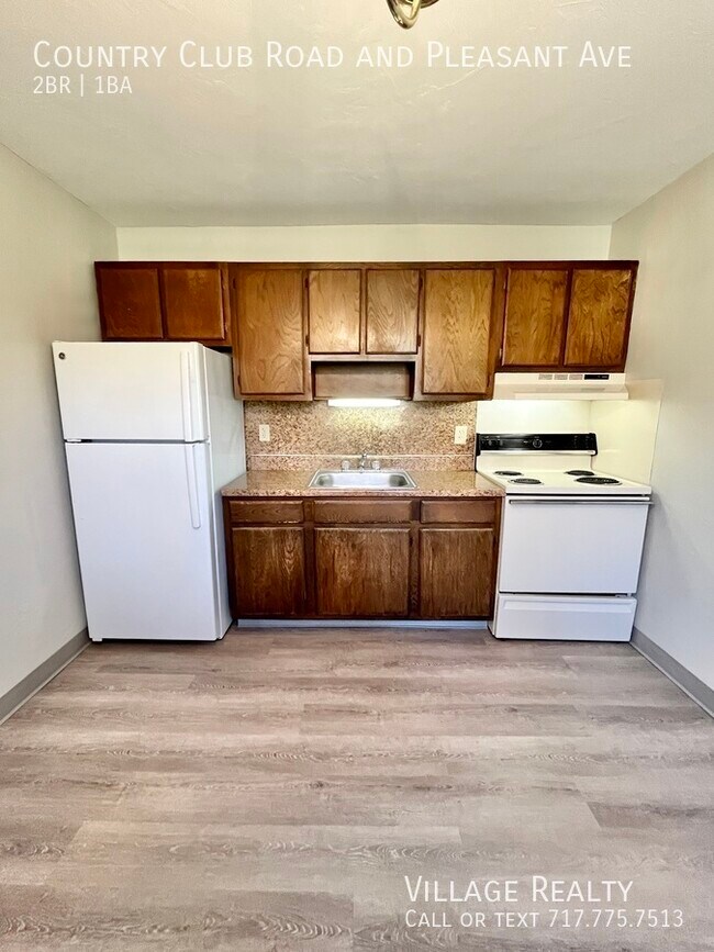 Building Photo - 605 Country Club Rd