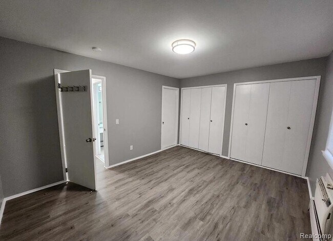 Building Photo - 2445 Torquay Ave