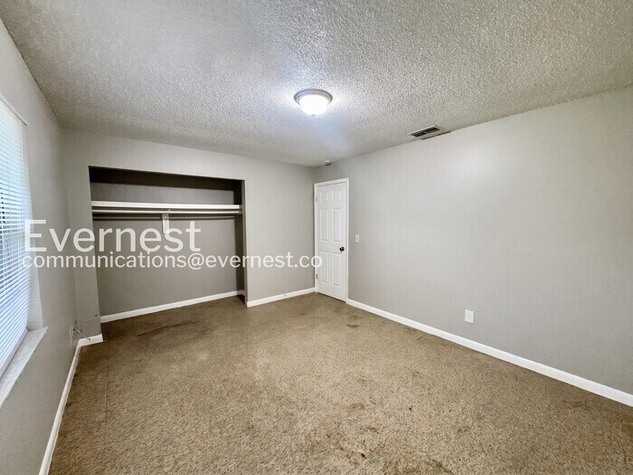 Building Photo - 3058 St Paul Dr
