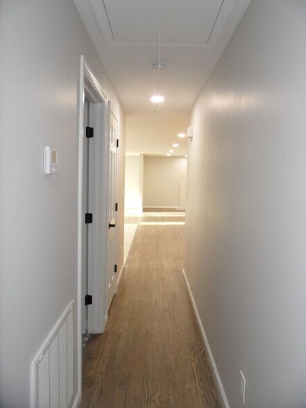 Building Photo - 4 Crestview Dr