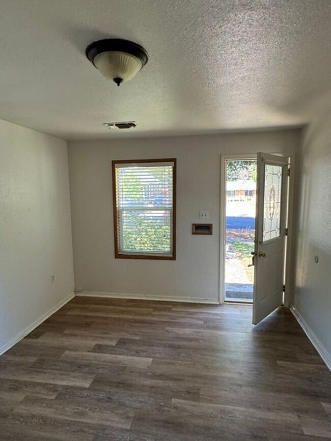 Building Photo - SINGLE FAMILY HOME WITH BONUS ROOM OFF THE DETACHED GARAGE- GARDNERS DREAM
