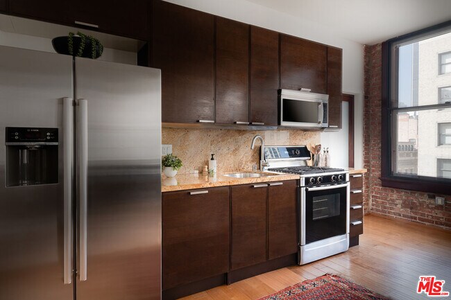 Building Photo - 460 S Spring St