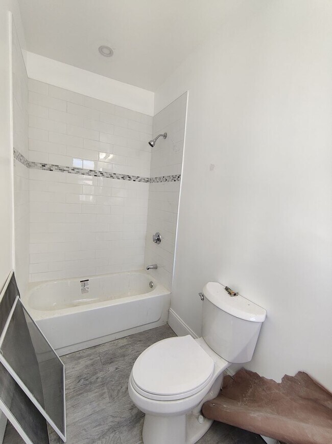 Building Photo - Brand New Unit, Central Heat, AC, In-Unit ...