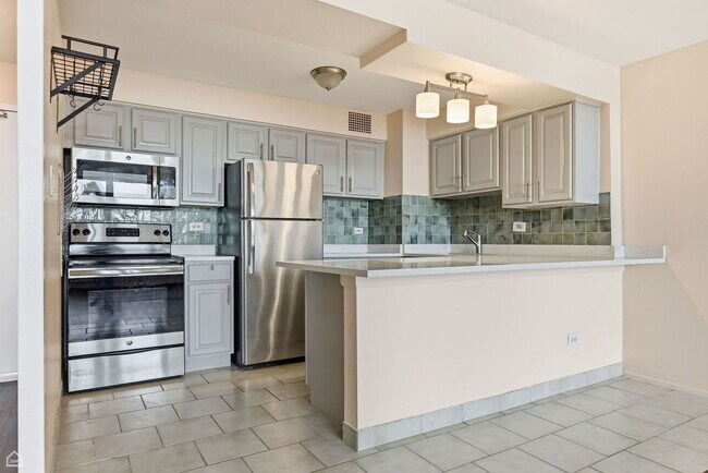 Building Photo - 6030 N Sheridan Rd