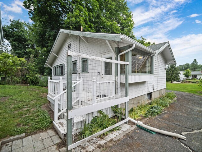 Building Photo - Charming Furnished 2BR Bungalow in Rockwood