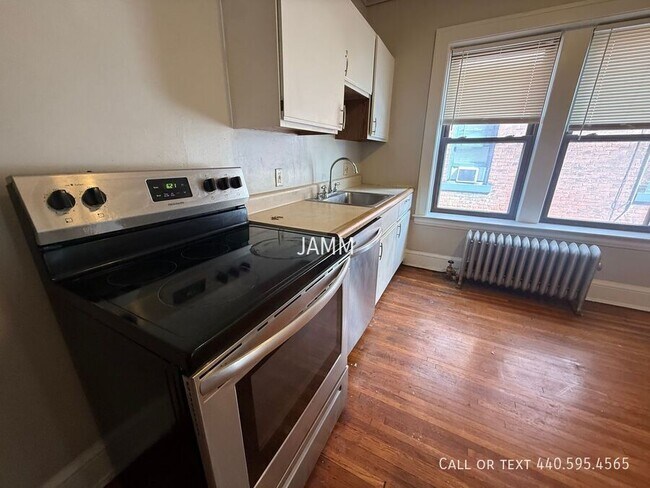 Building Photo - 2773 Hampshire-Unit 5
