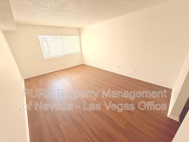 Building Photo - 1405 E Vegas Valley Dr