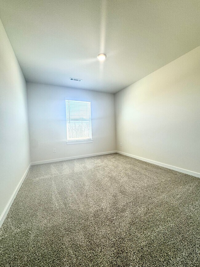 Building Photo - 5382 Selah St