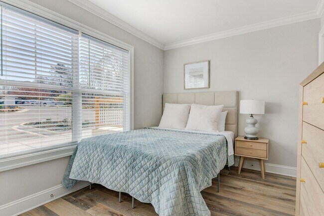 Building Photo - Modern 2-Bed, 2-Bath Single-Level Townhome...