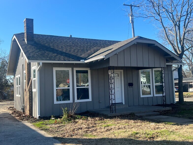 Brand New Exterior Siding, New Insulation, All New Windows - 822 W Fischer St