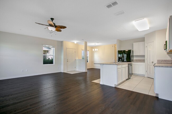 Building Photo - Spacious 3-Bdrm Townhome in Orlando's Gate...