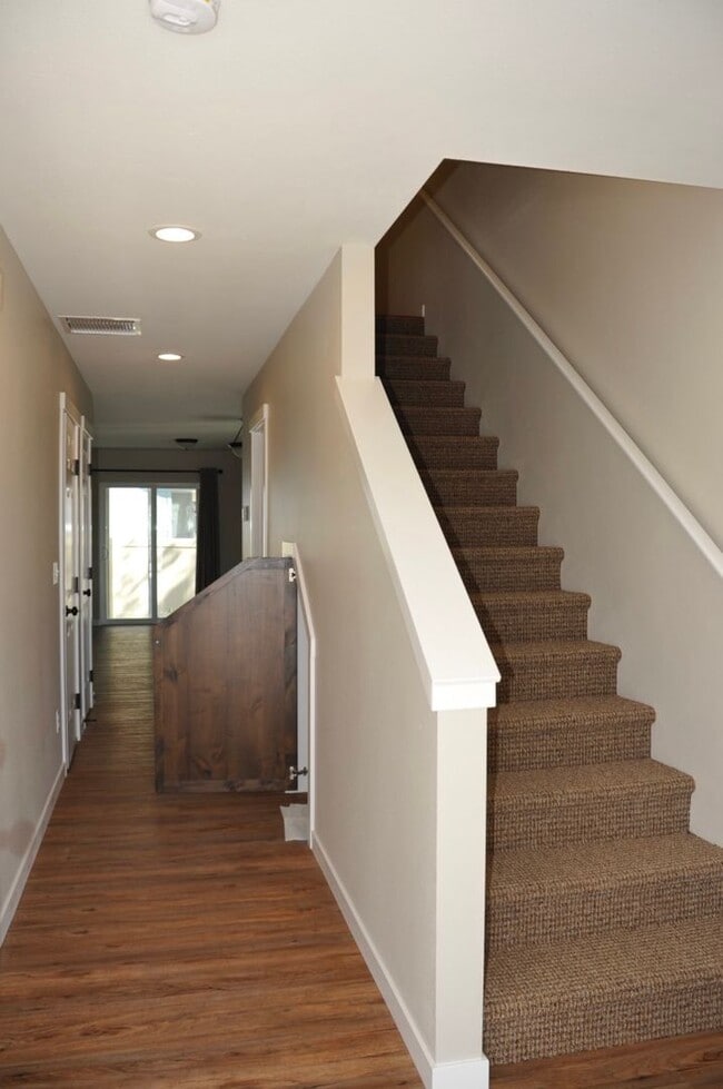 Building Photo - 3 bed 2.5 bath Townhouse