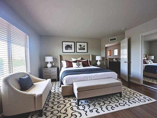 Building Photo - Nestled in a Quiet  Peaceful Valencia Community is ...