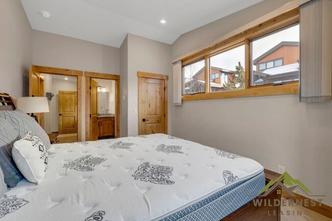 Building Photo - Beautiful Furnished Townhome with infared sauna, finished garage and community amenties