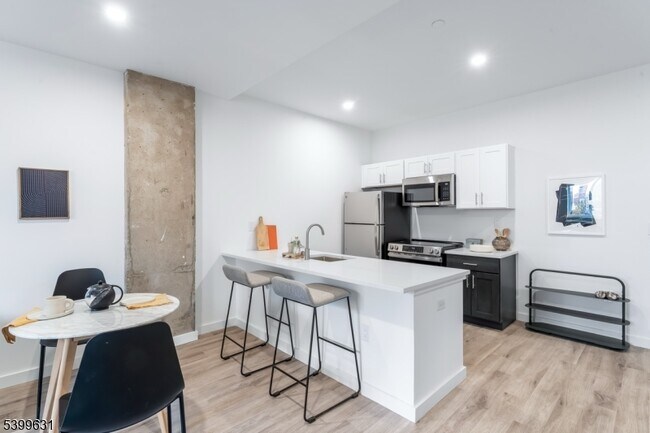 Building Photo - 10 Commerce Ct