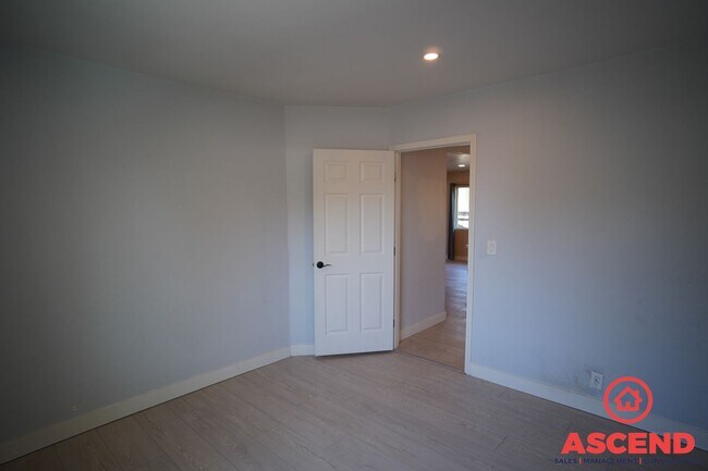 Building Photo - 423 Flower St