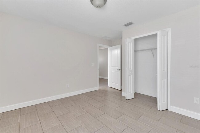 Building Photo - 2044 Hillview Cir