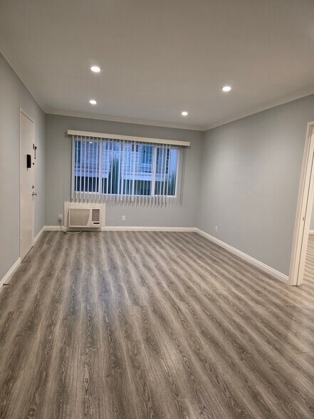 Livingroom - 218 E Chevy Chase Dr