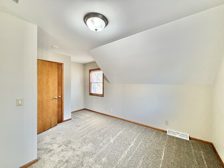 Building Photo - 17 Elliott St