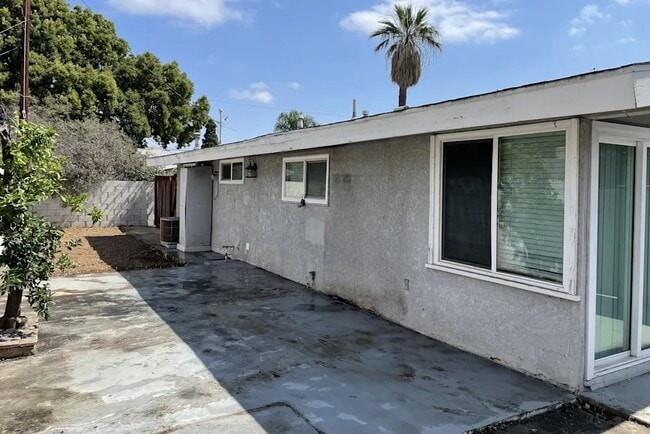 Building Photo - 227 S Louise Pl