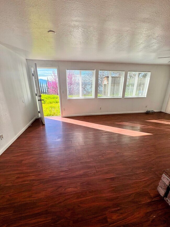 Building Photo - 3201 Springe St