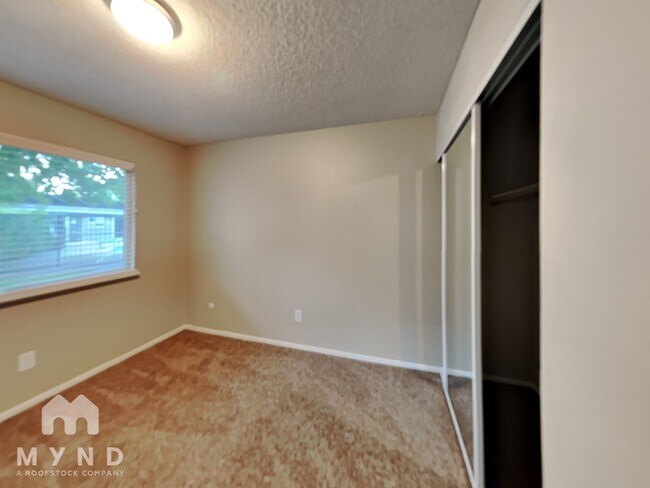 Building Photo - 6500 Country Club Dr Apt 7