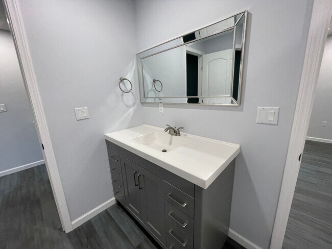 Building Photo - For Lease - 2 BR | 2.5 BA Fully Remodeled ...