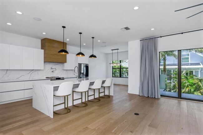 Building Photo - Stunning Custom Built Residence in the Exc...