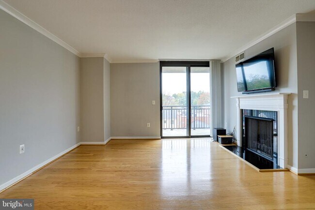 Building Photo - 2220 Fairfax Dr