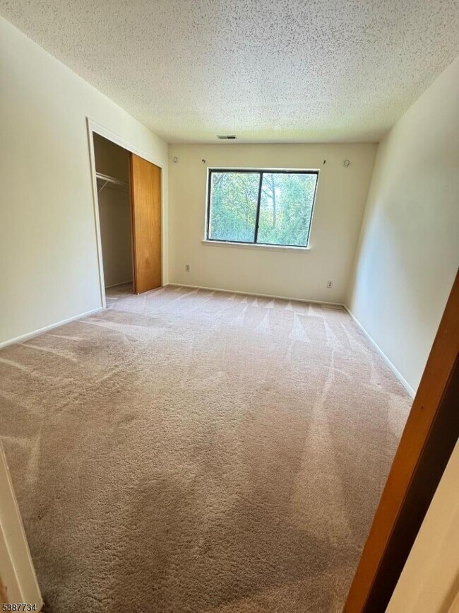 Building Photo - 1005 Edison Glen Terrace
